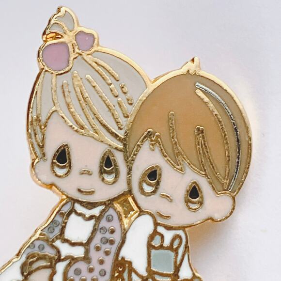 VTG Precious Moments Signed Enamel Lapel Pin 80s Storybook Girl Boy Picnic - Picture 2 of 9
